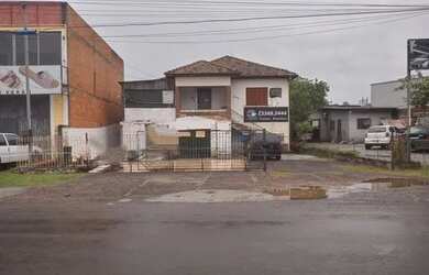 Imagem: A casa possui 3 Dormitórios, 1 Banheiro, 2 Vagas na garagem