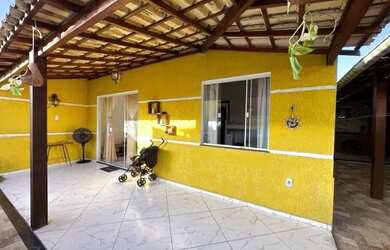 Imagem: A casa possui 3 Dormitórios, 2 Banheiros, 2 Vagas na garagem