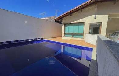 Imagem: A casa possui 3 Dormitórios, 2 Banheiros, 2 Vagas na garagem