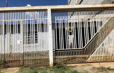 Imagem: A casa possui 3 Dormitórios, 1 Banheiro, 1 Vaga na garagem