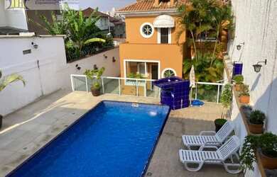 Imagem: A casa possui 3 Dormitórios, 5 Banheiros, 4 Vagas na garagem