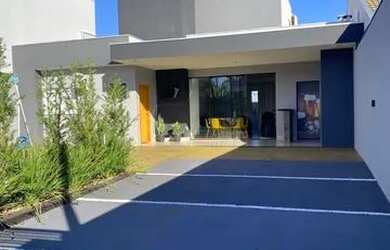 Imagem: A casa possui 3 Dormitórios, 4 Banheiros, 3 Vagas na garagem