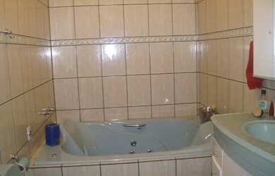 Imagem: A casa possui 3 Dormitórios, 2 Banheiros, 1 Vaga na garagem