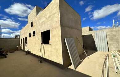 Imagem: A casa possui 3 Dormitórios, 2 Banheiros, 2 Vagas na garagem