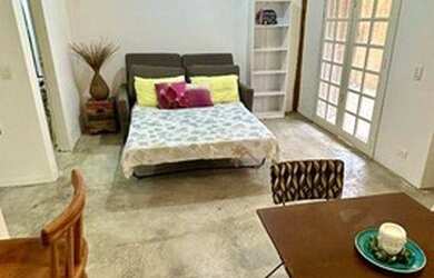 Imagem: A casa possui 1 Dormitório, 1 Banheiro, 1 Vaga na garagem e