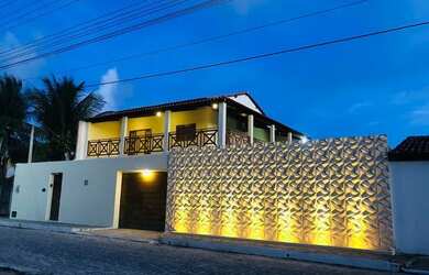 Imagem: A casa possui 4 Dormitórios, 4 Banheiros, 5 Vagas na garagem