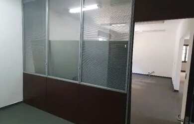 Imagem: O depósito para alugar possui 5 Vagas na garagem e 300m² de