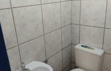 Imagem: A casa possui 1 Dormitório, 1 Banheiro e 1 Vaga na garagem