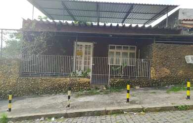 Imagem: A casa possui 2 Dormitórios, 1 Banheiro, 2 Vagas na garagem