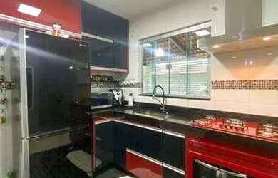 Imagem: A casa possui 3 Dormitórios, 2 Banheiros, 2 Vagas na garagem