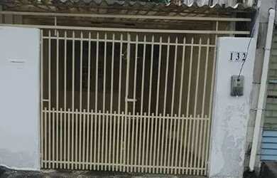 Imagem: A casa possui 3 Dormitórios, 2 Banheiros e 2 Vagas na garagem