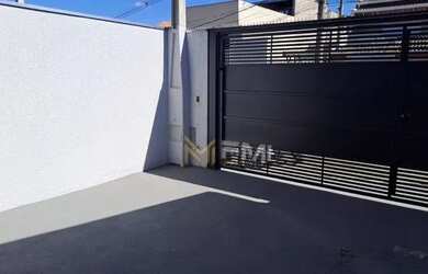 Imagem: A casa possui 2 Dormitórios, 2 Banheiros, 2 Vagas na garagem