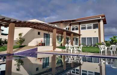 Imagem: A casa em condomínio possui 4 Dormitórios, 5 Banheiros e 350m²