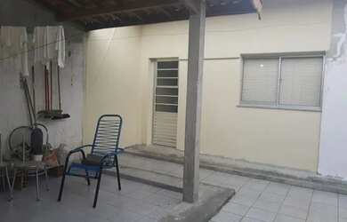 Imagem: A casa possui 3 Dormitórios, 3 Banheiros, 2 Vagas na garagem