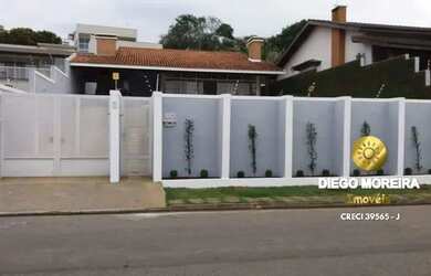 Imagem: A casa possui 4 Dormitórios, 5 Banheiros, 4 Vagas na garagem