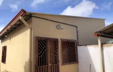 Imagem: A casa possui 2 Dormitórios e 1 Banheiro e está localizado