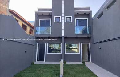 Imagem: A casa possui 3 Dormitórios, 3 Banheiros, 2 Vagas na garagem