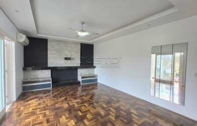 Imagem: A casa possui 4 Dormitórios, 2 Banheiros, 2 Vagas na garagem