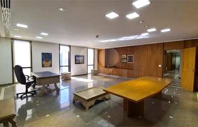 Imagem: O depósito possui 5 Vagas na garagem e 500m² de Área e está