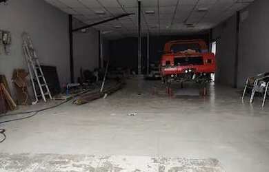 Imagem: O depósito possui 5 Vagas na garagem, 324m² de Área e está