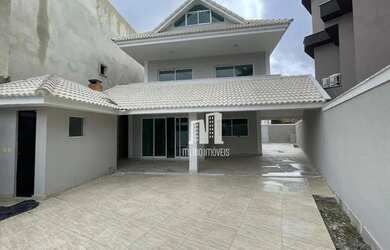 Imagem: A casa em condomínio possui 4 Dormitórios, 2 Banheiros, 3