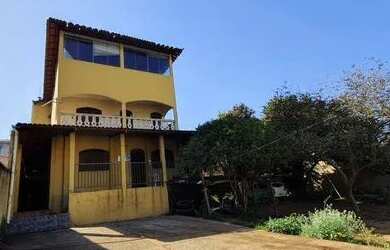 Imagem: A casa possui 5 Dormitórios, 3 Banheiros, 4 Vagas na garagem