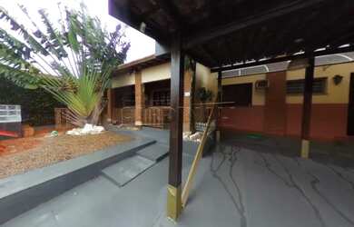 Imagem: A casa possui 3 Dormitórios, 1 Banheiro, 4 Vagas na garagem