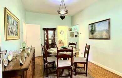 Imagem: A casa possui 4 Dormitórios, 1 Banheiro, 2 Vagas na garagem