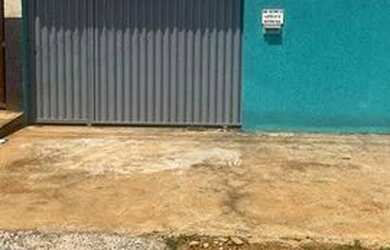 Imagem: A casa possui 3 Dormitórios, 1 Banheiro, 2 Vagas na garagem