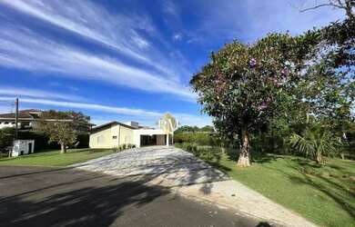 Imagem: A casa em condomínio possui 4 Dormitórios, 5 Banheiros, 2