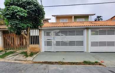 Imagem: A casa possui 3 Dormitórios, 4 Banheiros, 2 Vagas na garagem