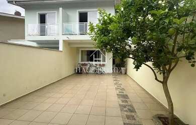 Imagem: A casa em condomínio possui 3 Dormitórios, 1 Banheiro, 3 Vagas