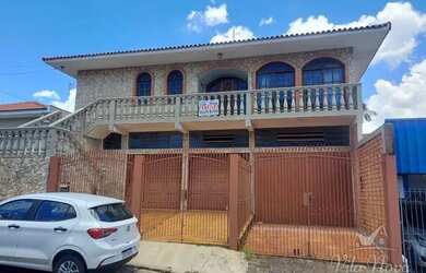 Imagem: A casa possui 2 Dormitórios, 2 Banheiros, 2 Vagas na garagem