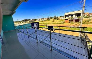 Imagem: A casa possui 3 Dormitórios, 3 Banheiros, 3 Vagas na garagem