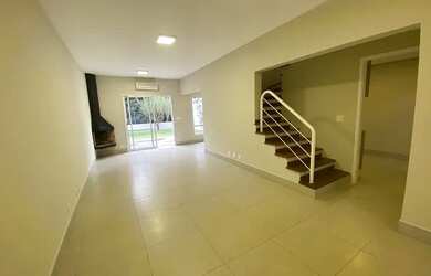 Imagem: A casa possui 3 Dormitórios, 3 Banheiros, 2 Vagas na garagem