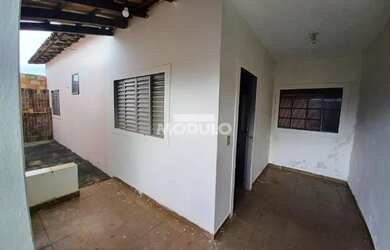 Imagem: A casa possui 3 Dormitórios, 1 Banheiro, 2 Vagas na garagem