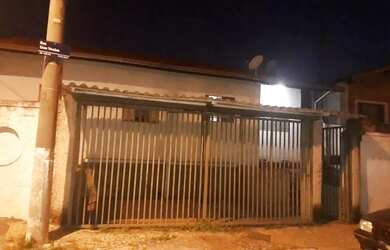 Imagem: A casa possui 4 Dormitórios, 2 Banheiros, 3 Vagas na garagem