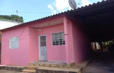 Imagem: A casa possui 2 Dormitórios, 1 Banheiro, 3 Vagas na garagem