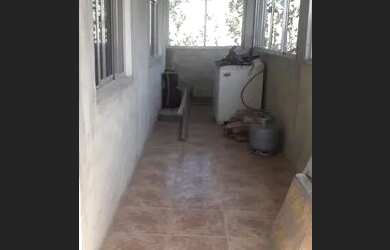 Imagem: A casa possui 3 Dormitórios, 2 Banheiros, 1 Vaga na garagem