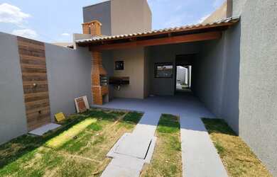 Imagem: A casa possui 3 Dormitórios, 2 Banheiros, 2 Vagas na garagem