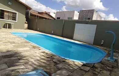 Imagem: A casa possui 3 Dormitórios, 3 Banheiros, 2 Vagas na garagem