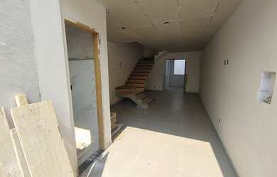 Imagem: A casa possui 2 Dormitórios, 2 Banheiros, 2 Vagas na garagem