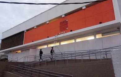 Imagem: O depósito possui 5 Vagas na garagem, 936m² de Área e está