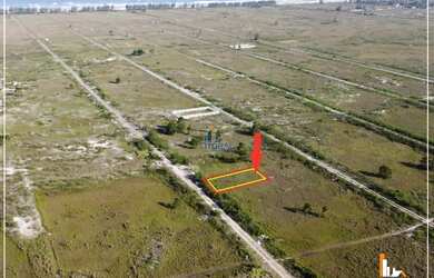 Imagem: O terreno possui 300m² de Área e está localizado em Balneário