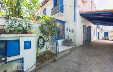 Imagem: A casa possui 3 Dormitórios, 2 Banheiros, 3 Vagas na garagem