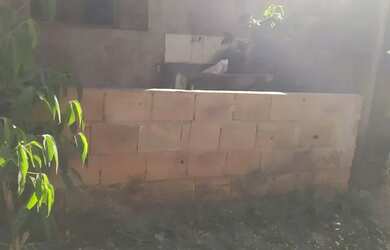 Imagem: A casa possui 1 Dormitório, 1 Banheiro, 2 Vagas na garagem