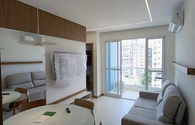 Imagem: O apartamento possui 1 Dormitório, 1 Banheiro, 1 Vaga na garagem