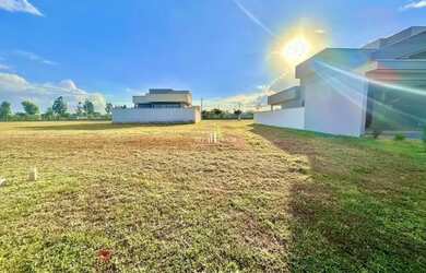 Imagem: O terreno possui 300m² de Área e está localizado em Terras