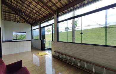 Imagem: A casa possui 2 Dormitórios, 1 Banheiro, 1 Vaga na garagem