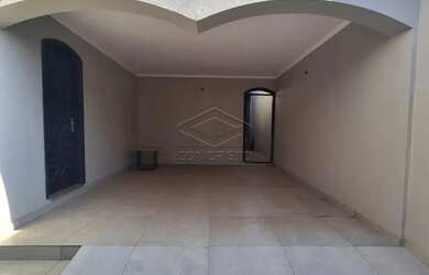 Imagem: A casa possui 3 Dormitórios, 3 Banheiros, 2 Vagas na garagem